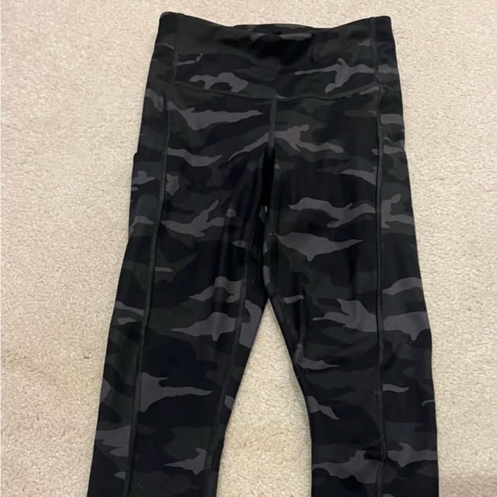 Athleta ultimate 7/8 legging in grey & black camouflage